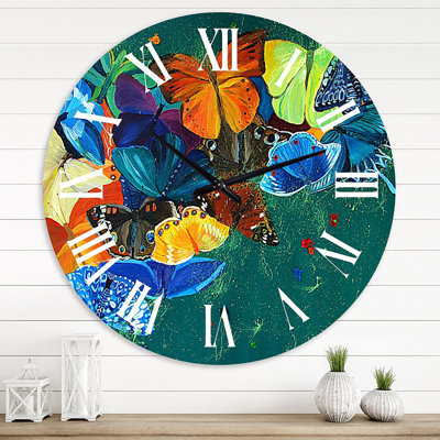 Color Butterflies On A Gree - Horloge murale moderne