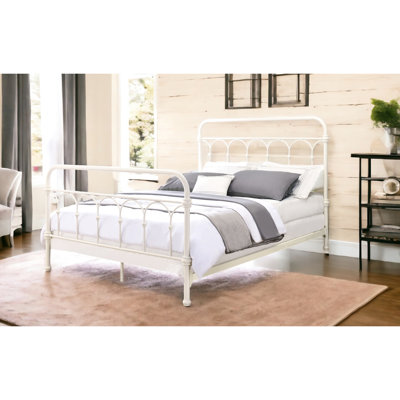 Élégant lit double en broche blanche, construit avec une base en métal pour une utilisation à long terme soutenue par