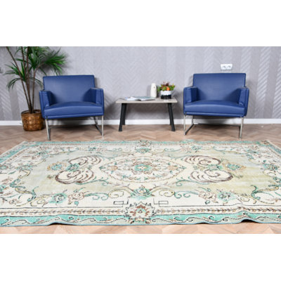 Tapis en laine fabriqué à la main avec un élégant motif oriental vert clair et crème avec un motif floral pastel turc rétro parfait pour la décoration intérieure