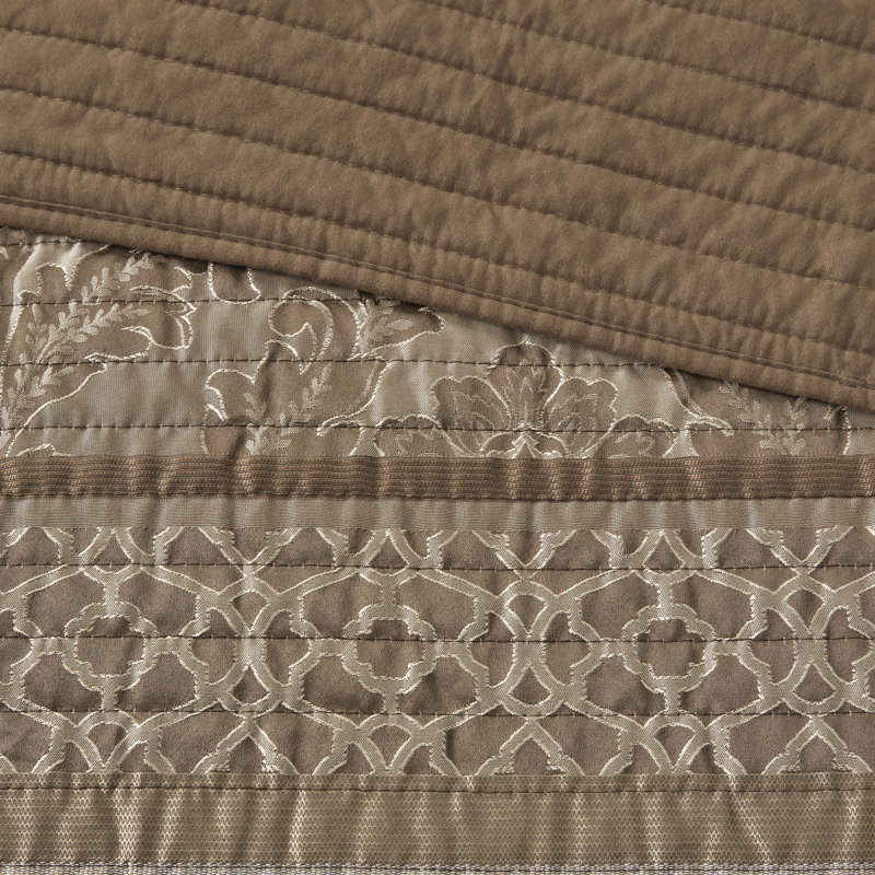 Courtepointe très grand / très grand avec coussins décoratifs - brun et or Tissu. Feuille, rayures et motifs. Réversible pour divers styles de décor. Brun / or facile à laver à la machine. . Détails de broderie. Facilement