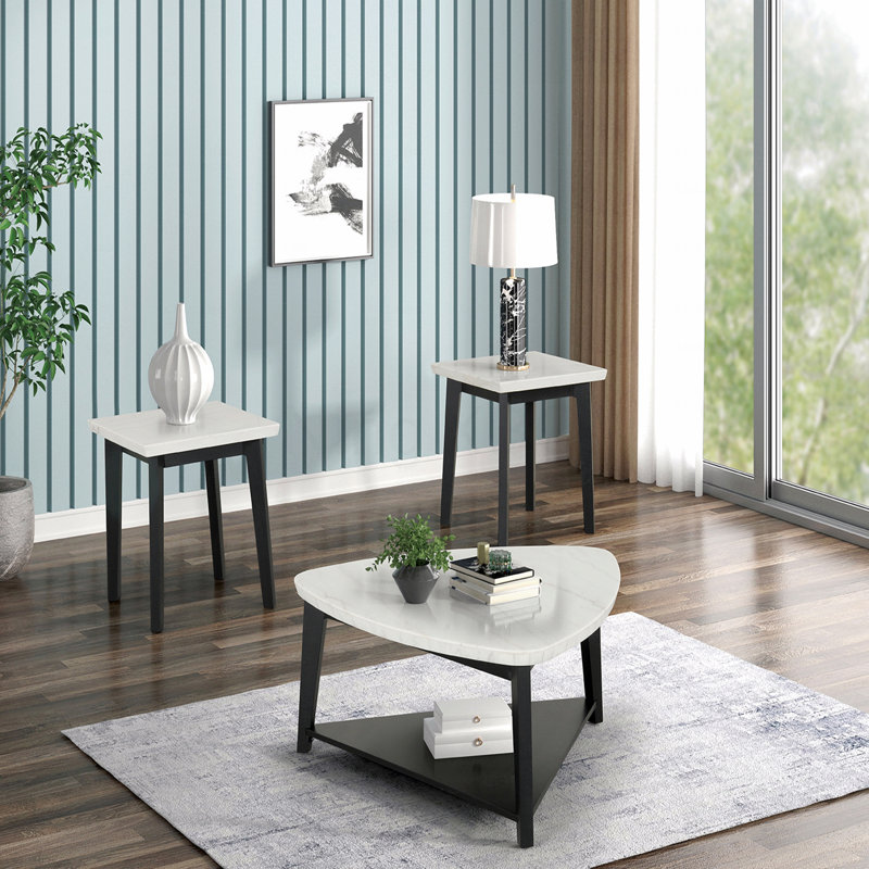 Table basse triangulaire de style contemporain avec espace de rangement inférieur et salon principal en marbre