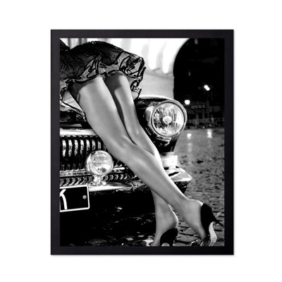 Jambes sexy sur une voiture classique