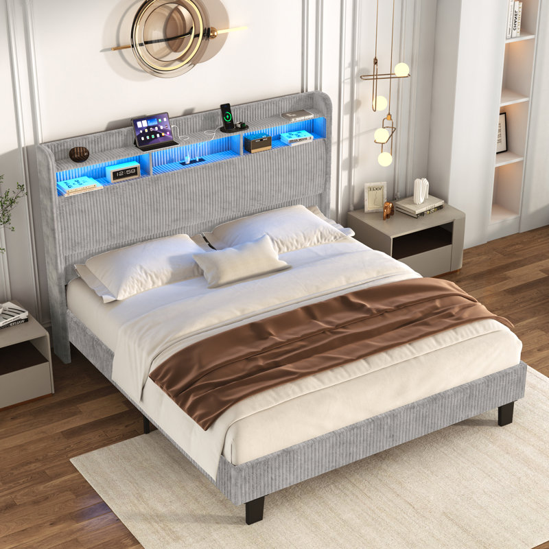 Structure de lit tapissier de très grand lit, tête de lit à oreilles de 55 po avec lumières à DEL RVB, prises de courant et station de charge USB-C, aucun sommier tapissier requis, lit plateforme silencieux