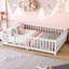 Lit au sol avec garde-corps et porte pour enfants-131602965-131602964