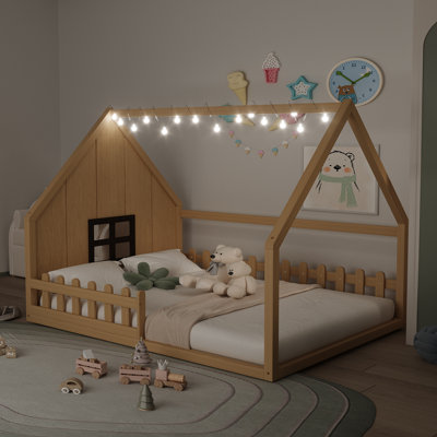 Lit double en bois avec fenêtre et clôture