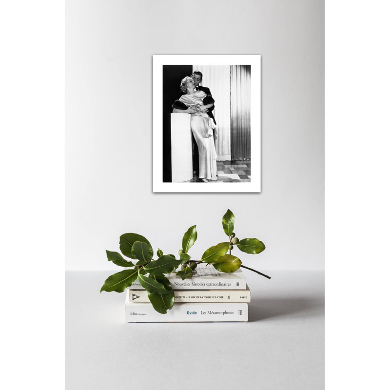 Clark Gable embrassant Carole Lombard - photographie sans cadre, H 10 po x l 8 po