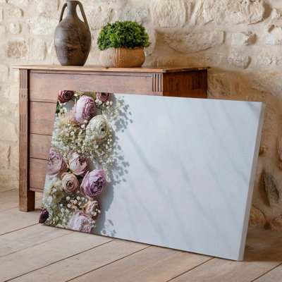 Toile, un arrangement délicat de fleurs séchées assorties avec des roses douces, art mural blanc et vert subtil, cascade gracieuse