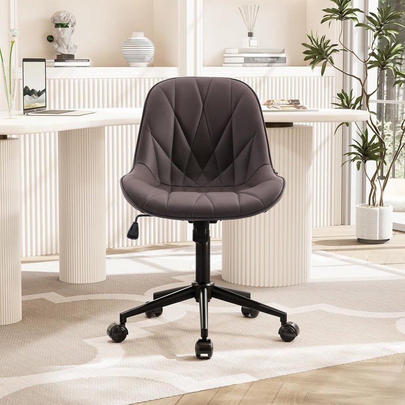 Chaise de bureau ergonomique pivotante en cuir brun, avec un dossier incurvé avec réglage de la hauteur et des roulettes.