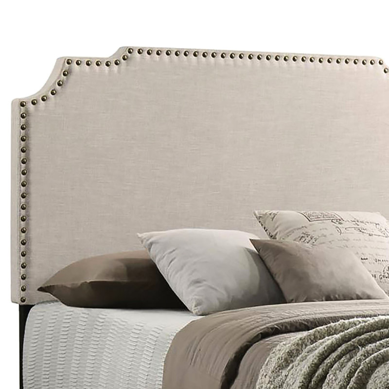 Grand lit à panneau beige avec style polyvalent et garniture cloutée