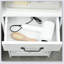 Armoire de rangement mince pour salle de bain avec tablette ouverte, tiroir et portes encastrées pour une organisation efficace et un gain de place