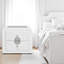 Table de chevet Shelyn White Teddy Sherpa & Chrome (Comprend seulement la table de chevet)