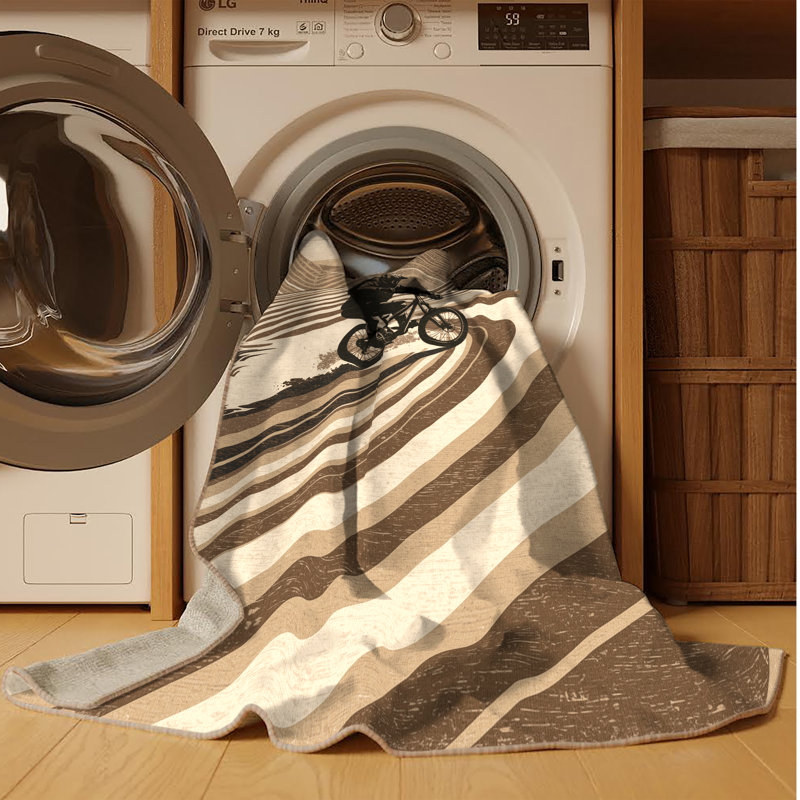 Tapis rayé beige lavable à la machine Hubbard Mountain, 8 x 10