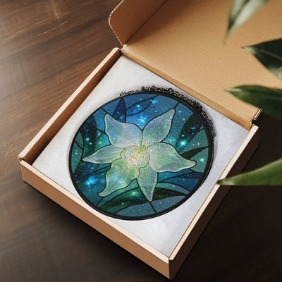 Fleur blanche brillante sur des panneaux de vitrail bleu étoilé Suncatcher pour décor de fenêtre