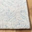 Tapis géométrique ivoire / bleu clair en laine / coton touffeté à la main Konieczny-465413971
