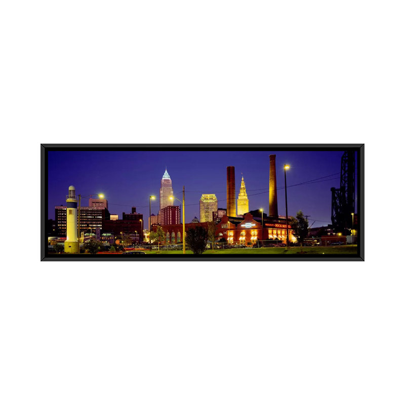 « immeubles allumés à la nuit cleveland », reproduction de photo sur toile, H 9 po x l 12 po x P 36 po, Toile avec cadre noir