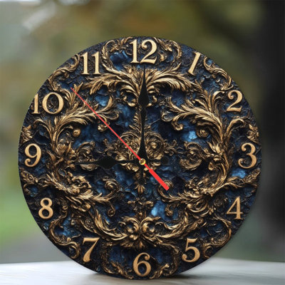 Horloge ornée de chiffres dorés