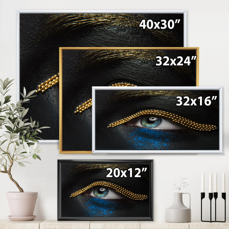 Yeux féminins avec peau noire et chaîne en or - photographie sur toile, H 30 po x l 40 po x p 1 po, Toile avec cadre noir