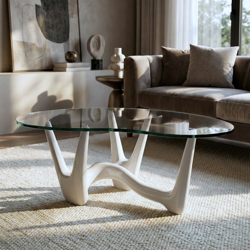 Table basse triangulaire abstraite en verre 43 po avec base sculpturale blanche, Clair, Blanc