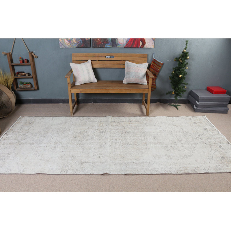 Tapis turc Anatolian idéal pour la salle à manger avec une touche bohémienne dans un élégant abat-jour beige