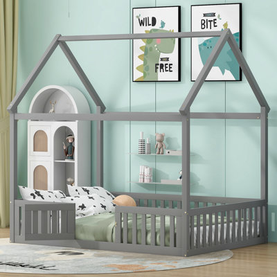 Lit double en bois pleine grandeur avec clôture et porte, gris