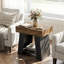 Table de bout moderne avec base trapézoïdale noire, table d'appoint étroite avec 2 tablettes de rangement pour les petits espaces et le salon