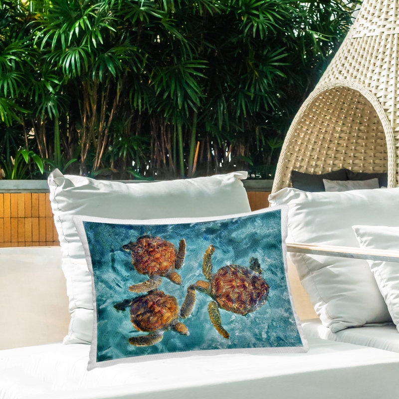 Coussin décoratif d'extérieur imprimé tortue de natation par Dennis Frates
