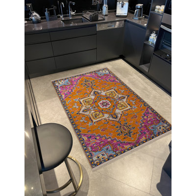 Tapis orange / rose à motif traditionnel et motif à franges