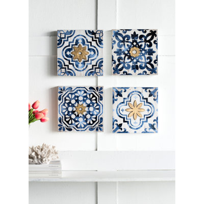 Décoration murale 9,5 po x 9,5 po en bleu, blanc et or. Encadré pour un espace de bureau. Convient aux intérieurs éclectiques. 95% bois de sapin, 5% papier. 5 livres. Accents dorés de l 9,5 po x l 9,5 po x P 1,7 po. Chic n'importe quelle pièce. Du bord de mer au moderne Thèmes.