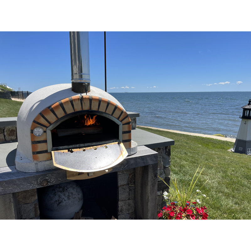 Traditional Brick Wood-Fired Outdoor Pizza Oven
