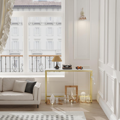 Console étroite 39,4 po - Prises de courant et ports USB, capacité de 110 lb, structure en métal doré - Table d'entrée polyvalente pour le salon, le couloir ou la chambre à coucher