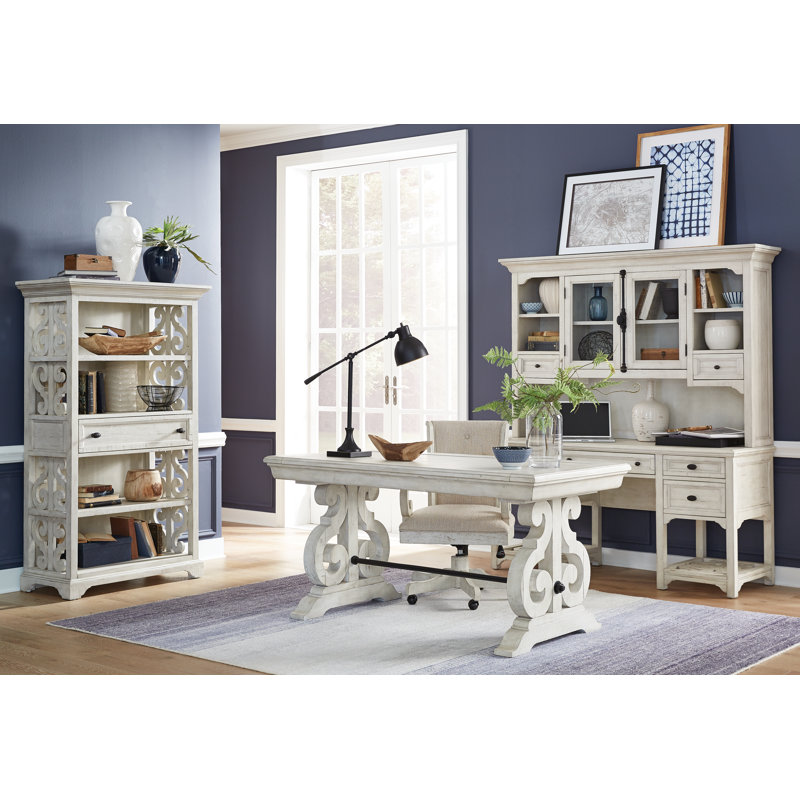 Bureau et huche avec chaise et classeur