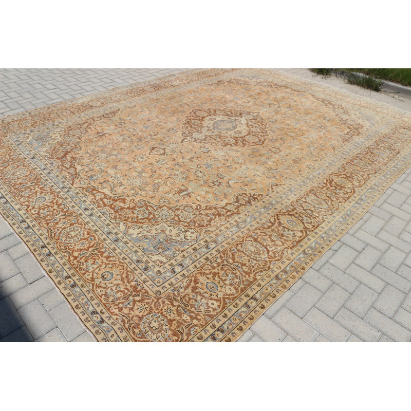 Tapis brun surdimensionné organique d'inspiration turque antique idéal pour les maisons de style rétro et les espaces élégants