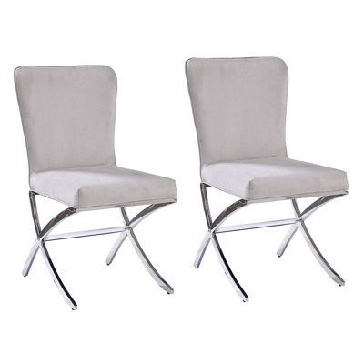 Ensemble de 2 chaises d'appoint transitionnelles en velours beige avec pieds chromés en forme de X, parfait pour les intérieurs modernes et classiques