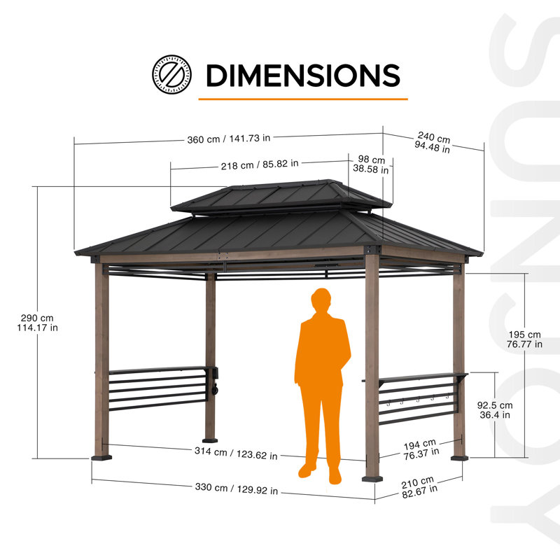 Gazebo de barbecue en bois Sunjoy 2,4 m x 3,7 m avec prise électrique et supports suspendus. Toit rigide de 2,9 m de haut, avec double toit en acier et 2 tablettes latérales. Parfait pour une terrasse, une pelouse ou un jardin. Couleur : marron.