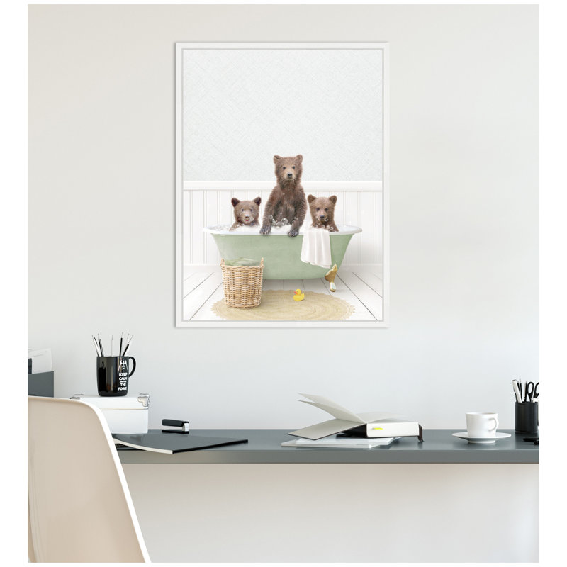 «Three Bear Cubs in Cottage Green Bath» par Amy Peterson, reproduction d'art sur toile encadrée