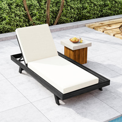 Chaise longue en bois au fini brun, coussins crème de 5 cm d'épaisseur, 4 positions inclinables pour se détendre au bord de la piscine, couleur extérieure, design ergonomique résistant à l'eau et base respirante