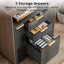 Armoire de rangement moderne de 31,5 po avec tablettes réglables et prise de courant intégrée Adonia - comprenant 3 tiroirs, 2 portes et 5 roulettes pour le rangement de bureau personnel-779128184