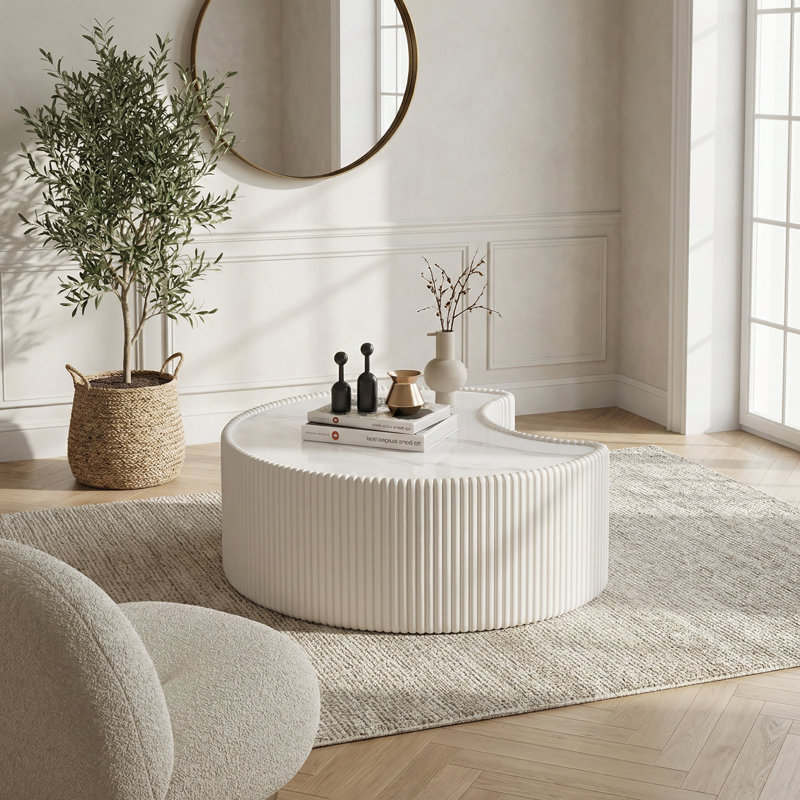Table basse moderne en cuir de forme irrégulière avec plateau en pierre frittée pour le salon, Blanc, crème