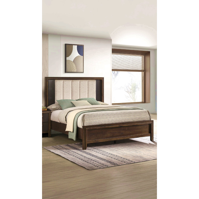 1pièce pour très grand lit, finition en bois riche, détails linéaires épurés, charme rustique, tête de lit rembourrée en peluche, tons profonds, brun