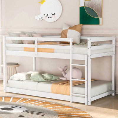 Lit superposé simple au-dessus d'un lit simple avec échelle