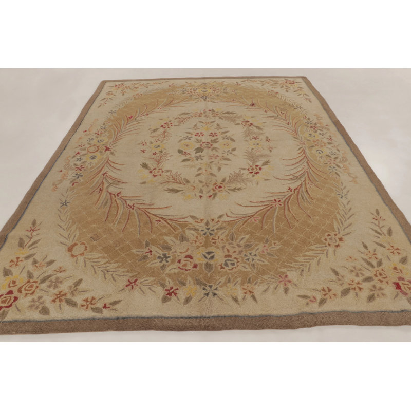 Antique 20Th Century Hooked Rug In Gold With Floral Wreath Design - Rug & Kilim