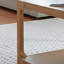 Table basse, convenant au salon, de couleur brun chaud.