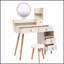 Élégante coiffeuse avec miroir à DEL à commande tactile et grand rangement, avec tabouret rembourré, longueur réglable pour les maquillages modernes.