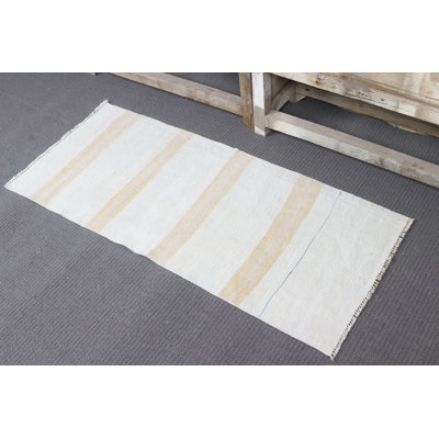 Tapis turc en chanvre tissé à la main avec de petites rayures blanches anatoliennes pour une pièce décorative élégante