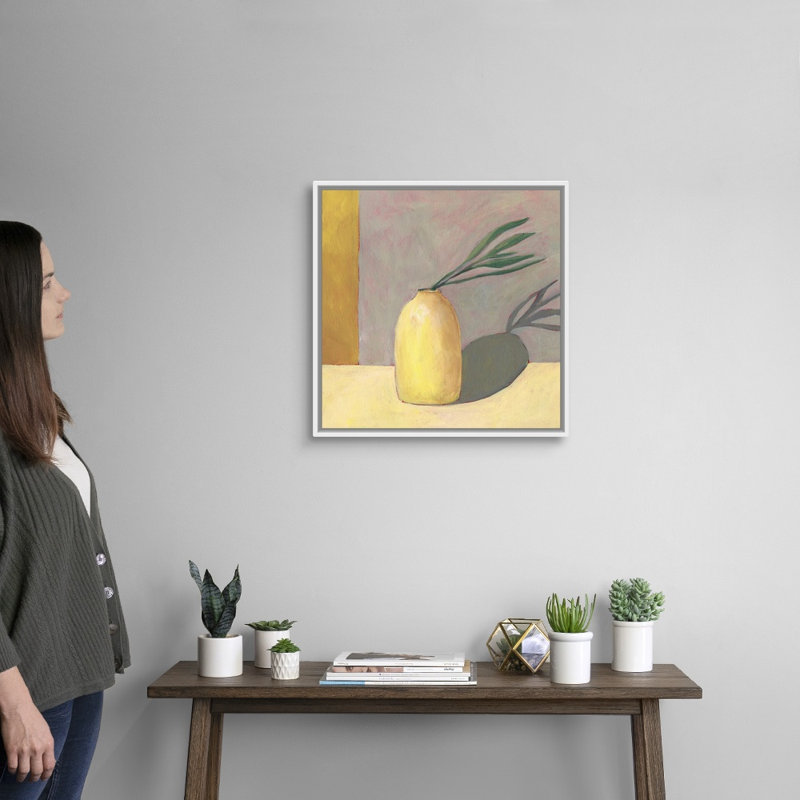 «Yellow Vase I», art mural sur toile, H 22 po x l 22 po, Toile avec cadre blanc