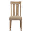 Les chaises d'appoint beiges et érable (2) ajoutent chaleur et charme à l'espace de vie principal (2)