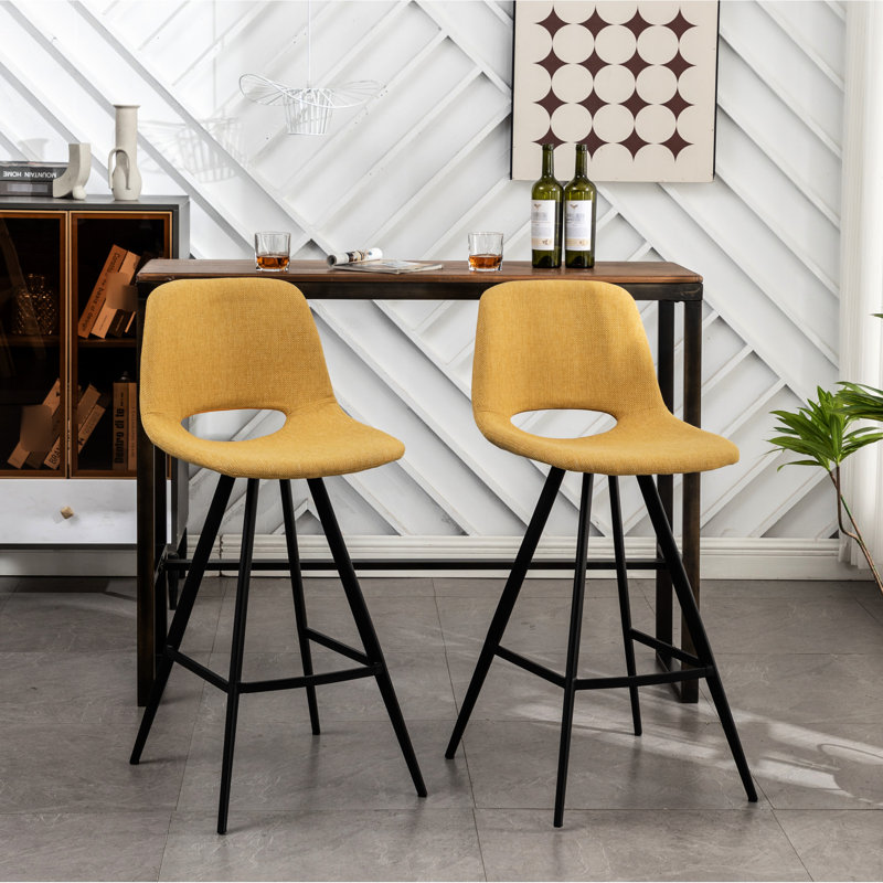 Deux tabourets de cuisine en tissu jaune de 28,25 po avec rembourrage confortable et repose-pieds en métal massif peuvent accueillir des structures épaisses et rembourrées