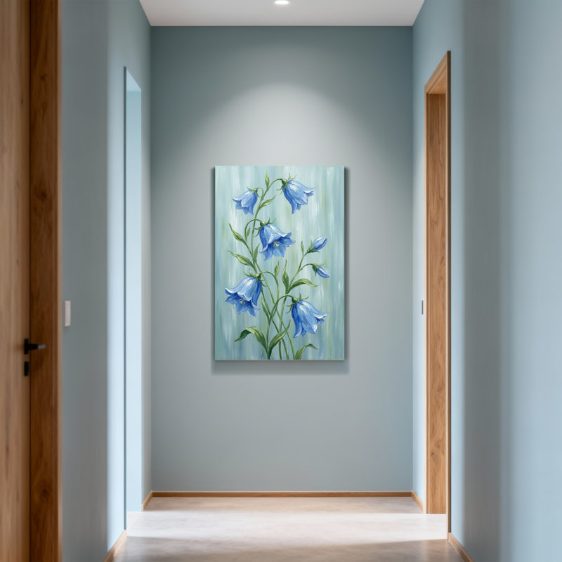 Plantes et fleurs de clochettes bleues sur fond vert doux