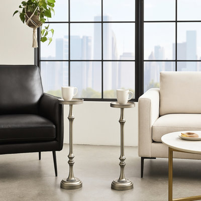 De 2 tables d'appoint rondes en fer de 26 po H, finition argent brossé, 5,74 po Surface supérieure, tables de fondation lestées, 2, base, pour café au lait