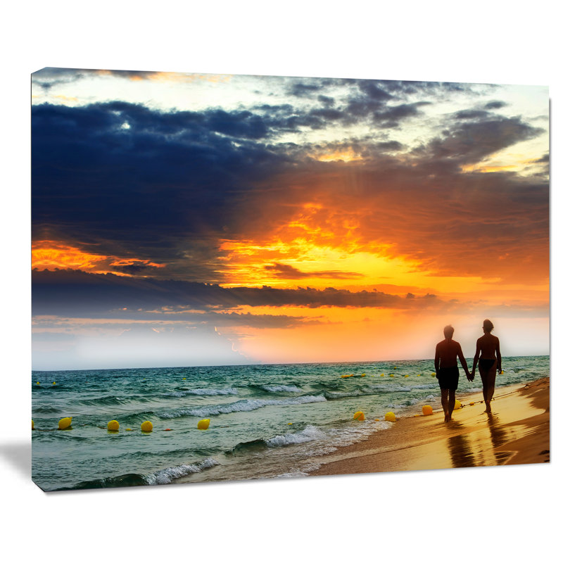 Lovers at Beach - Reproduction de photo sur toile tendue, H 20 po x l 20 po x P 1 po